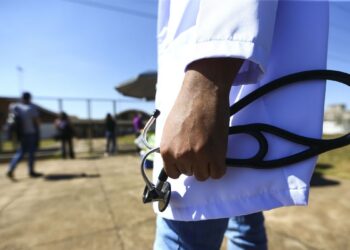 Médicos, clínicas e hospitais devem seguir novas regras de publicidade