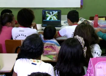 Metade das escolas brasileiras descumpre lei antirracista