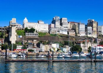 Travessia Salvador-Mar Grande tem intenso movimento  de saída da cidade para a Ilha de Itaparica