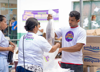 Com peixe na mão, moradores da sede comemoram entrega da Cesta de Páscoa