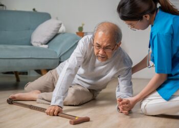Entenda a importância de evitar acidentes domésticos envolvendo idosos