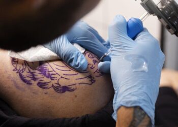 Anestesia em tatuagens estéticas: o que está por trás da nova resolução do CFM