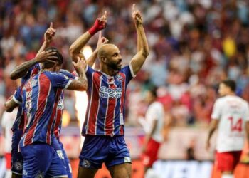 Bahia vence o Bragantino com gol do aniversariante Thaciano