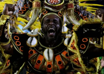 Segundo dia de desfiles na Sapucaí destaca histórias afro-brasileiras