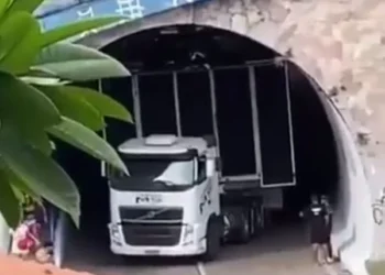 Trio elétrico fica entalado em túnel na Avenida Centenário