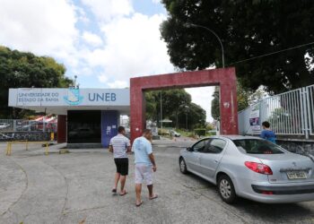 Professores das universidades estaduais da Bahia paralisam atividades nesta quinta-feira