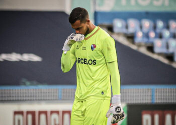 Primeiro goleiro a defender pênalti de Gabigol no Flamengo, Vinícius Dias comenta adaptação ao futebol português: “O estilo de jogo é diferente”