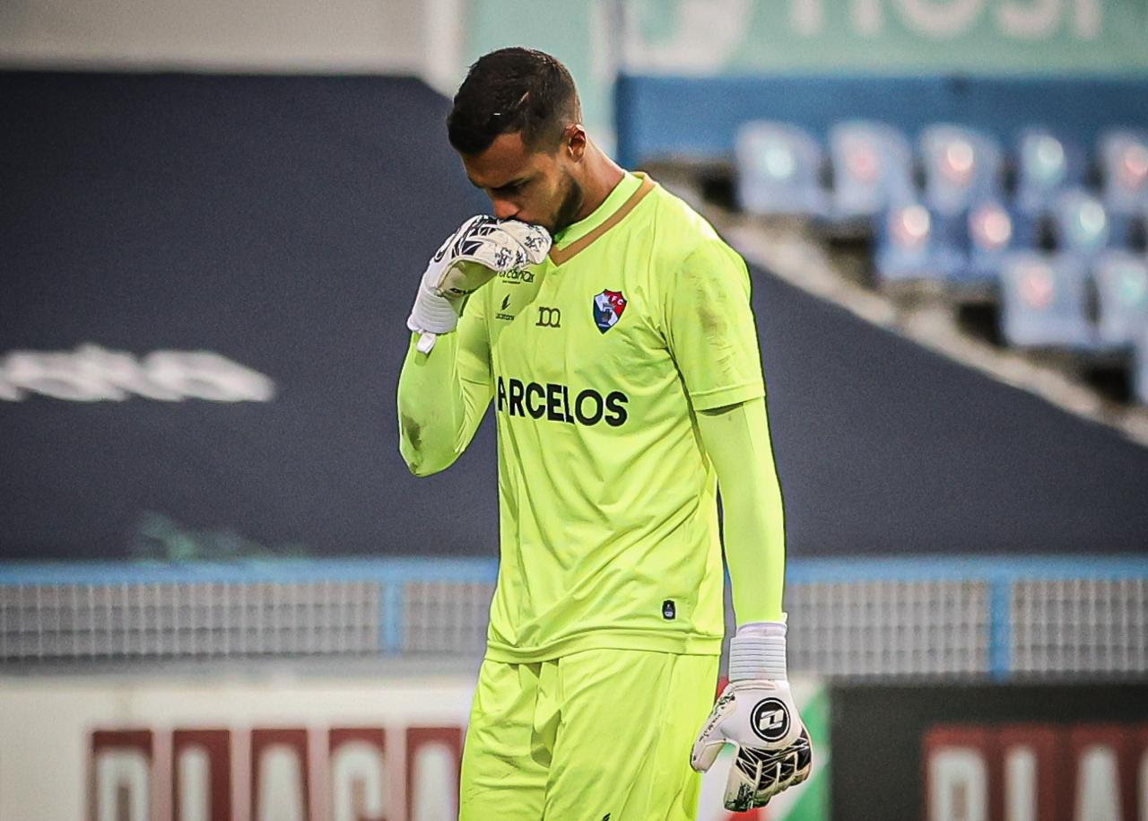 Primeiro goleiro a defender pênalti de Gabigol no Flamengo, Vinícius Dias comenta adaptação ao futebol português: “O estilo de jogo é diferente”