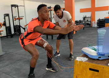 Joãozinho retira pontos, deixa de usar muleta e progride no trabalho de força com profissionais do Manaura após cirurgia no joelho