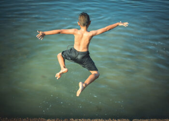 Mergulho em águas rasas é a segunda maior causa de lesões medulares no Brasil durante o verão; confira dicas de segurança