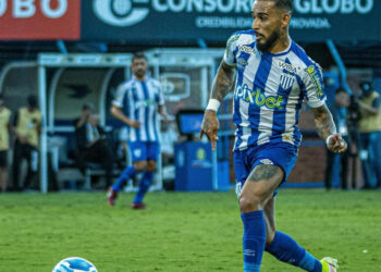 Após triunfo sobre o Operário-PR, Natanael pede “foco total” para o Avaí diante do Santos fora de casa