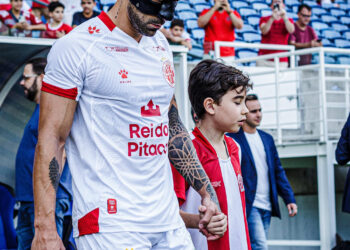 “Mascarado” Marquinhos Pedroso fala em superação para estar em campo pelo América-RN