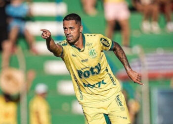 Artilheiro da temporada, Dellatorre lamenta expulsão após gol que colocou o Mirassol no G4 da Série B