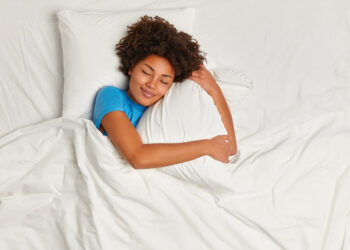 Existe uma posição correta para dormir? Ortopedista responde