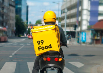 99 vai pagar mínimo de R$250 por dia a motociclistas e criar pontos de apoio