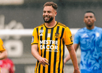 Ex-Fluminense, Renato Soares vibra com acesso histórico em Portugal