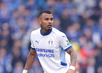 Titular em todos os jogos no Campeonato Coreano, Matheus Serafim enaltece evolução do Suwon Bluewings e mira parte de cima da tabela