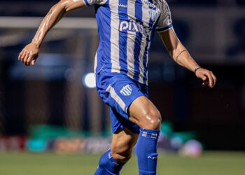 Titular nos últimos quatro jogos do Avaí, Jonathan Costa valoriza sequência e baixa média de gols sofridos