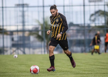 Após participar da vitória sobre o Santos, Diego Torres pede foco total no Ceará para engatar sequência positiva na Série B