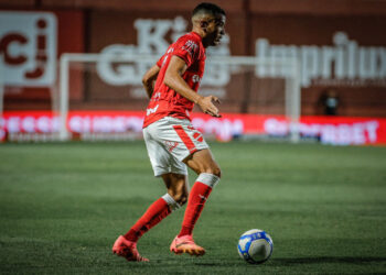 Elias valoriza vitória contra ex-clube e mira retorno do Vila Nova-GO ao G4 nas próximas rodadas da Série B