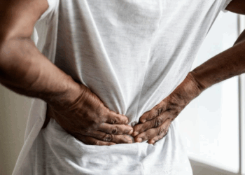 Dor nas costas pode ser sinal de alerta: urologista explica como identificar uma crise renal