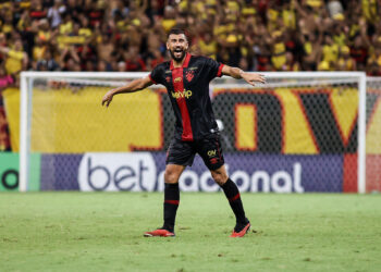 Mirando a liderança da Série B, Luciano Castán projeta “duelo de seis pontos” contra o América-MG