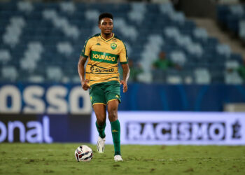 Com três vitórias seguidas sem sofrer gol, Guilherme Mariano valoriza “dedicação tática” no Cuiabá antes de confronto direto pelo G-4 da Série B