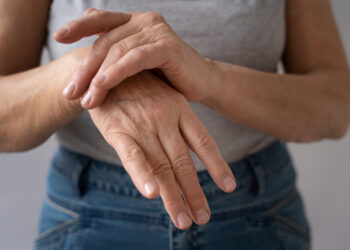 Tremor essencial: entenda o transtorno de movimento que tem predisposição genética