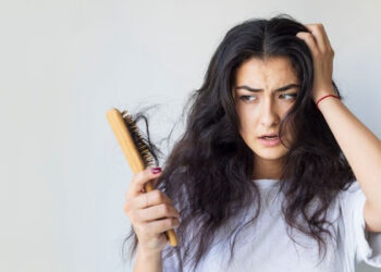 Qual é a principal causa da queda de cabelo? Descubra agora e veja como lidar com esse problema