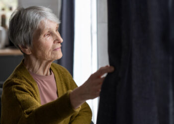 Geriatra explica efeitos da solidão na saúde dos idosos