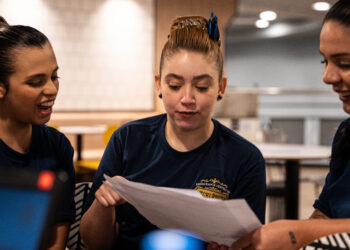 Carreiras do futuro: a IA já influencia a escolha de mais de 57% dos jovens que ingressam no mercado de trabalho