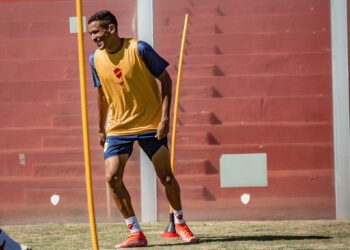 Presente em seis dos oito jogos do Vila Nova na Série B, Elias enaltece a maneira que o elenco assimilou trabalho de Luizinho Lopes