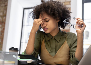 Cinco formas de lidar com a enxaqueca no dia a dia