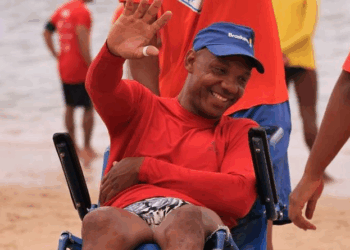 Projeto ParaPraia inicia temporada 2024 com banho de mar assistido em Ondina