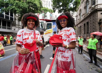 iFood aumenta em 30% a quantidade de viseira distribuídas no carnaval de rua
