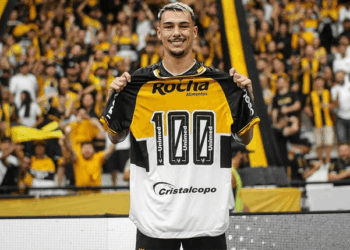 Após completar 100 jogos, Claudinho renova contrato com o Criciúma: “Alegria imensa”