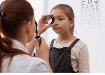 Tecnologia de ponta controla o avanço da alta miopia em crianças e ajuda a prevenir doenças oculares graves