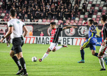 Em boa fase no Joinville, Lucas de Sá explica golaço de falta contra o Inter de Lages: “A intenção foi chutar no gol”