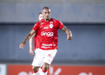 Em duelo de campeões estaduais, Arilson, volante do Vila Nova, mira liderança da Série B