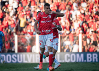 Elias vibra com belo gol e vitória do Vila, mas já foca em duelo dos líderes com o Santos