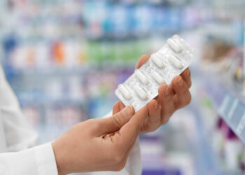Como descartar medicamentos da forma correta? Farmacêutica explica