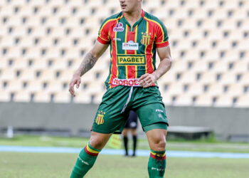 Menos de 40 horas após chegar em São Luís, João Felipe já estreia pelo Sampaio Corrêa e mostra confiança em título e acesso