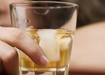 Consumo abusivo pode potencializar depressão e ansiedade, alerta especialista