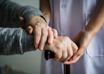 Queda está entre as principais causas de óbitos em pessoas 65+ no Brasil; veja como prevenir