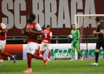 Goleiro com mais defesas na primeira rodada, Bruno Brigido se destaca na estreia da temporada em Portugal