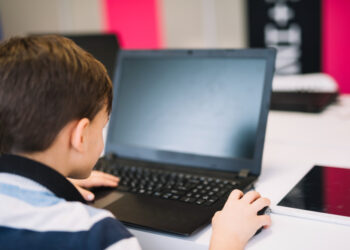 Riscos físicos e psicológicos: como proteger as crianças dos desafios na internet?