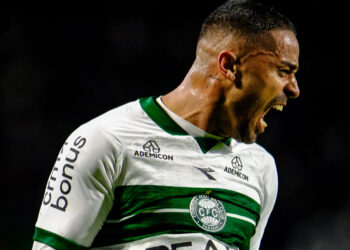 Após gols que colocaram o Coritiba na liderança da Série B, Dellatorre projeta sequência na competição: “Não tem jogo fácil”