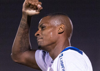 Líder em participação de gols pelo Avaí na Série B, Cléber avalia empate fora de casa