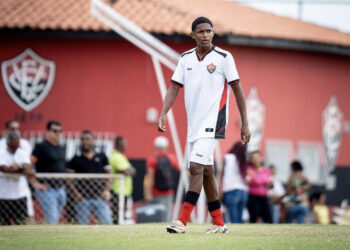 Aos 16 anos e com multa de R$ 300 milhões, joia da base assina primeiro contrato profissional com o Vitória