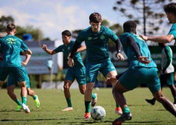 Liderando o Catarinense, Eduardo Person avalia primeiros jogos pela Chapecoense: “Cada vez melhor”